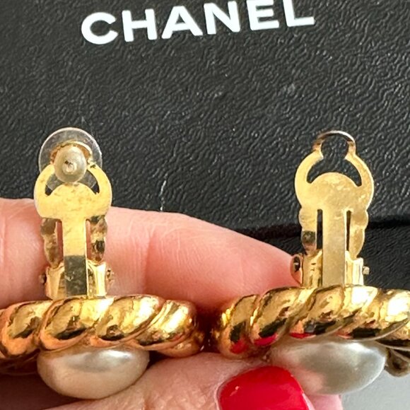 PREOWNED Chanel Vintage Gold-Plated Faux Pearl Clip On Earrings (with Box) - Picture 7 of 8